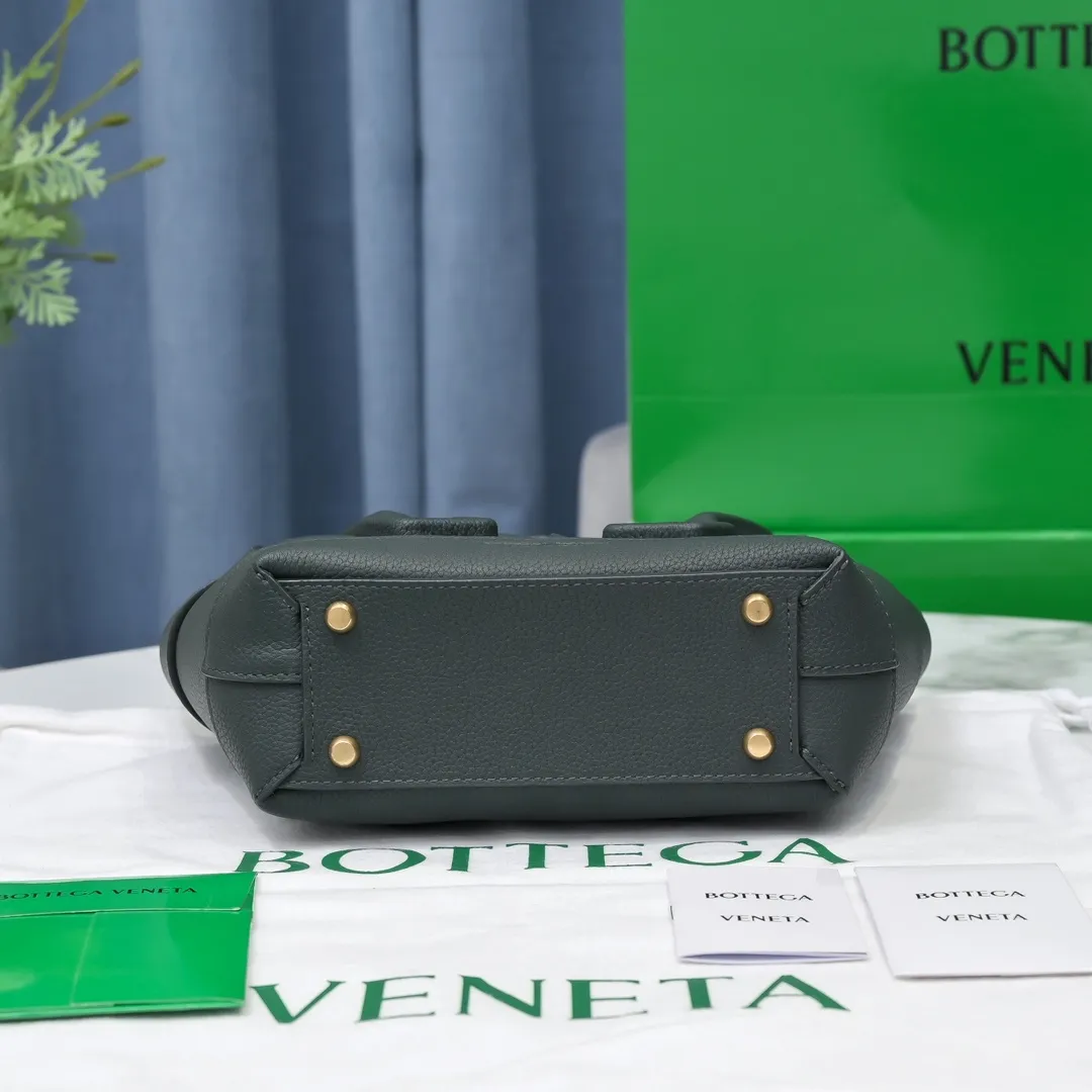 Bottega Veneta Mini Arco original pebbled cowhide has been out of control since the beginning of the cloud bag. It is made of leather block structure and has big ears with emergency buttons. It is super careful and fashionable. The Mini size is more practical. It comes with a shoulder strap and can be worn cross-body on one shoulder. Style number [6693#] Dimensions: Bag opening 29, base 17.5, width 8, height 17 (excluding handle) turquoise green